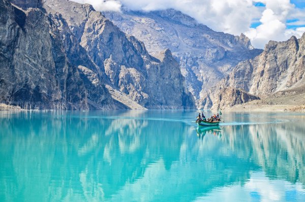 Озеро с кристально чистой водой