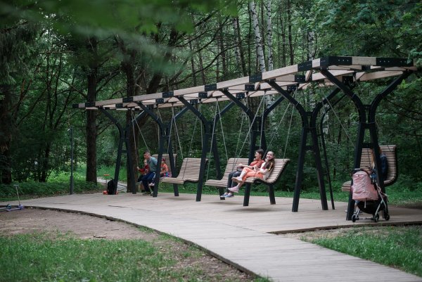 Парк комсомолец качели