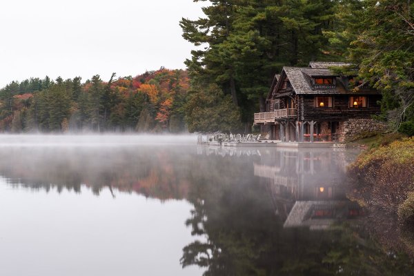 Охотничий домик в лесу у озера