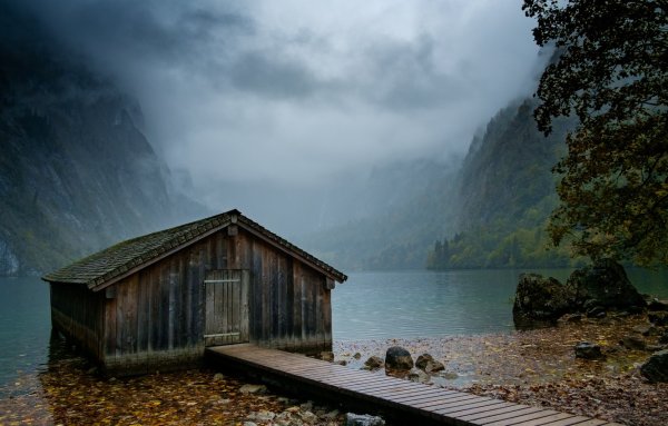 Хижина в лесу у озера