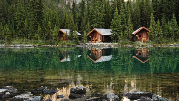 Лес горы штат Монтана домик у озера