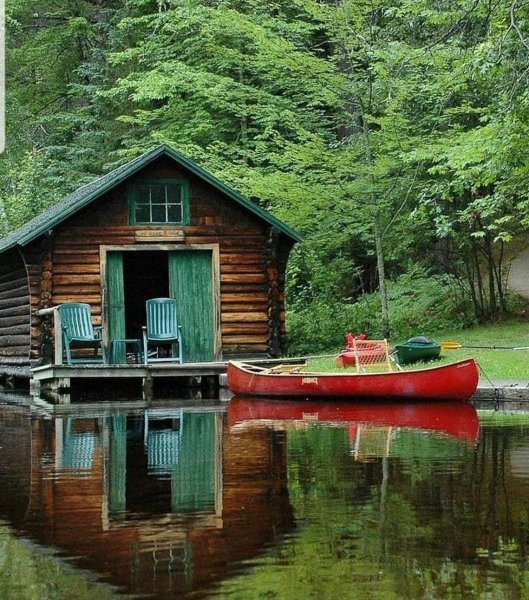Домик на берегу озера