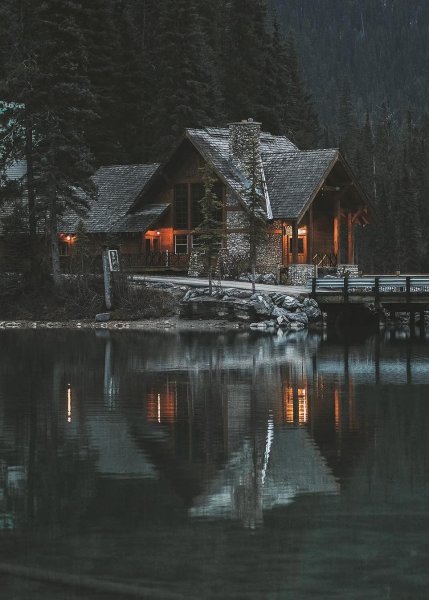 Хижина на берегу реки