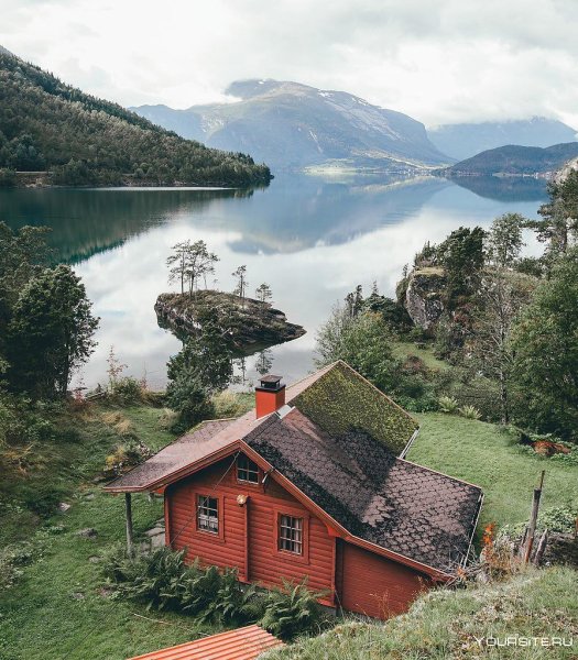 Домик у реки в Йёльстере. Норвегия