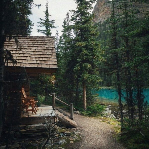 Домик в лесу у озера отшельница