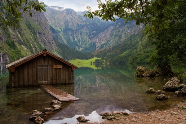 Дом отшельника в лесу у озера