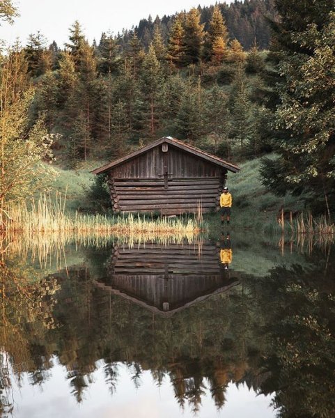Домик в лесу у озера
