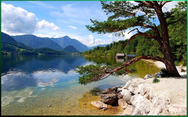 Берег горного озера