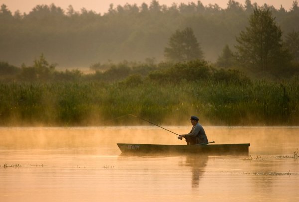 Рыбаки в лодке на реке
