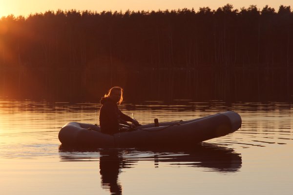 Лодка на реке с людьми