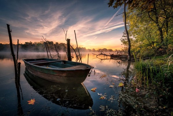 Пейзаж лодка на озере