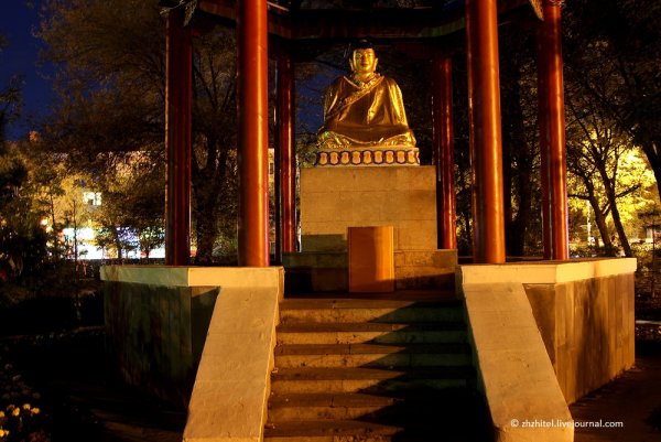 Парк Дружба ночью Элиста