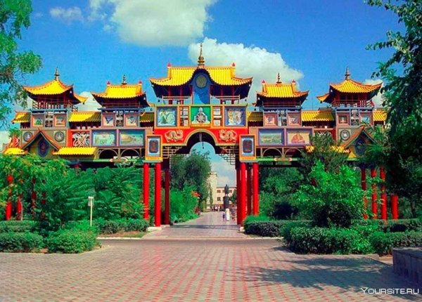 Золотые ворота Алтн Босх в Элисте Калмыкия