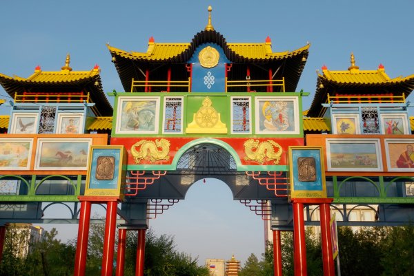 Ворота золотой обители Шакьямуни Элиста