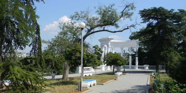 Парк на набережной Севастополя