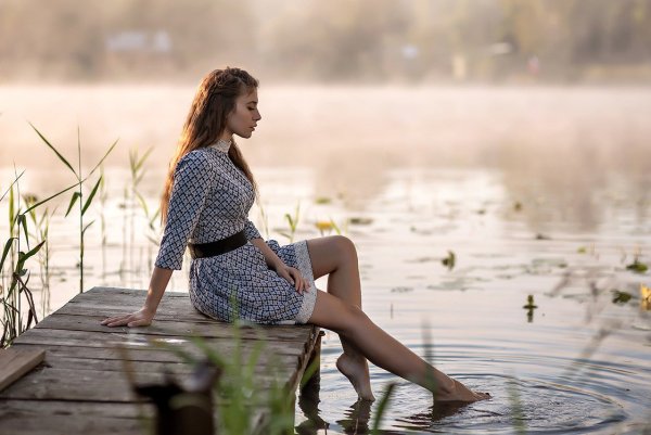 Девушка у реки