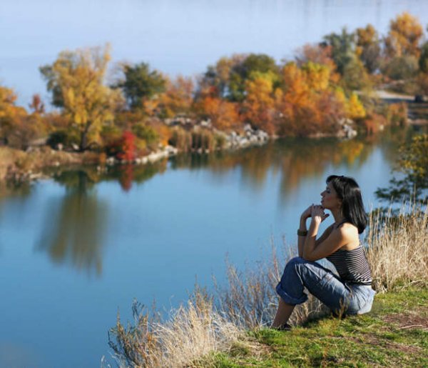Фотосессия у пруда осенью
