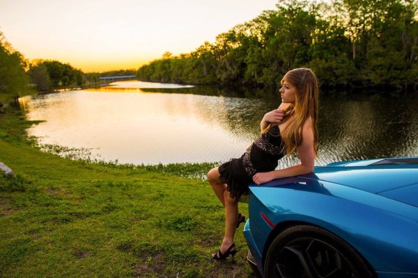 Машина в озере