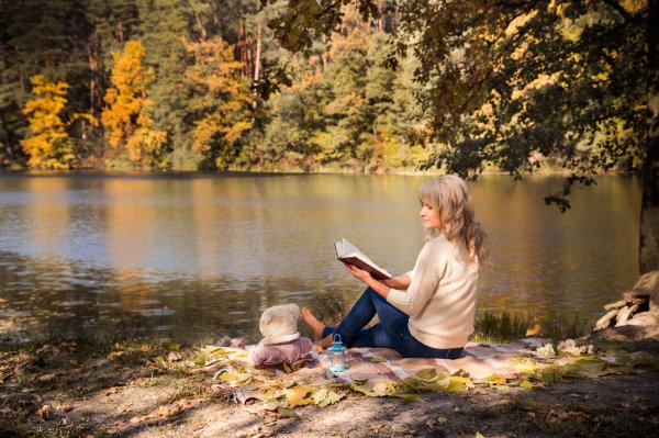 Девушка на берегу озера