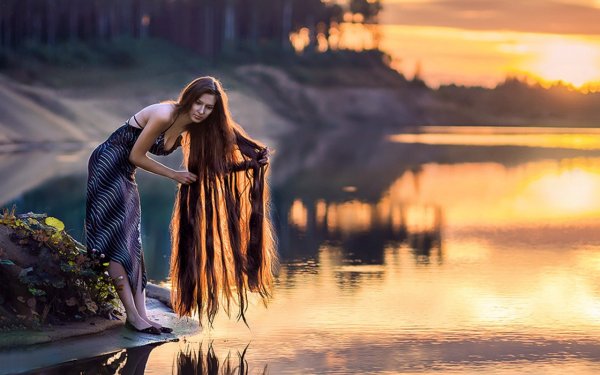 Женщина на берегу реки