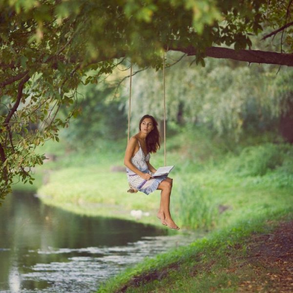 Девушка у реки