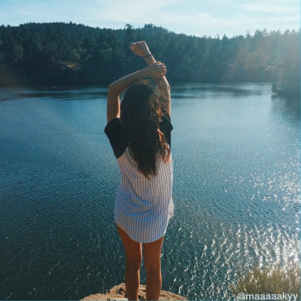 Девушка на речке со спины