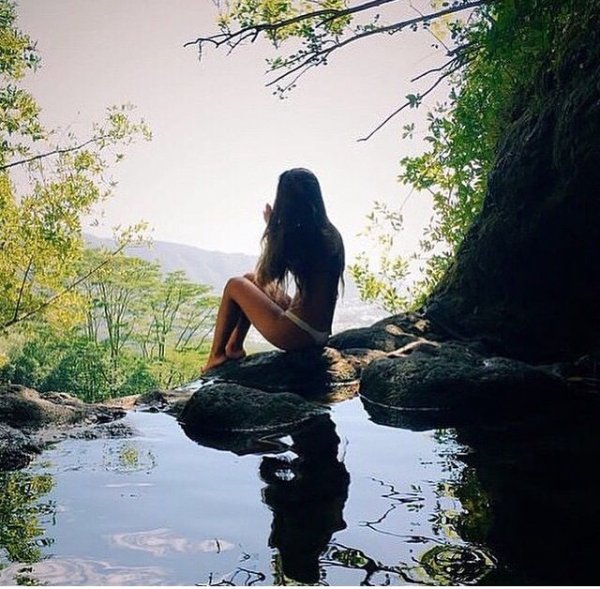 Брюнетка со спины на природе