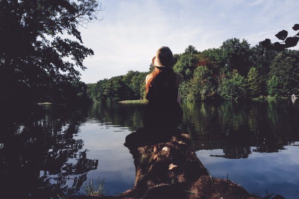 Девушка на озере со спины