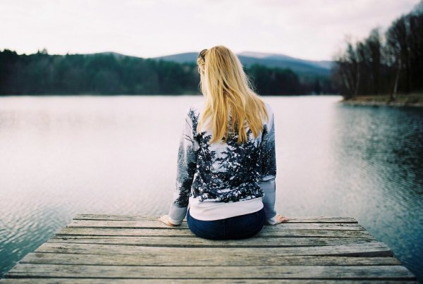 Девушка сидит спиной