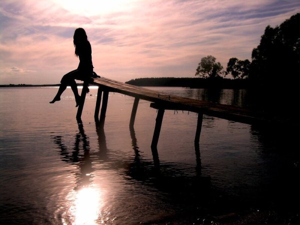 Девушка на закате у реки