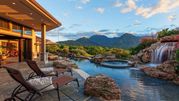 Бассейн с видом на горы