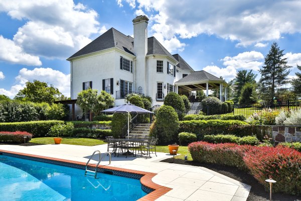 Красивый дом с бассейном