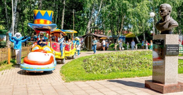 Памятник Гагарина в парке Гагарина Стерлитамак