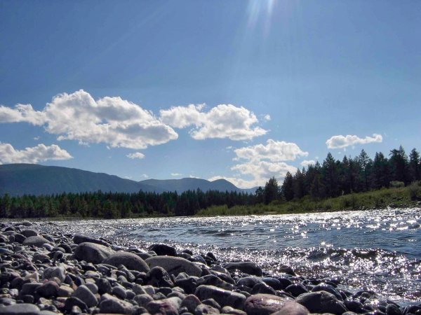 На одной -река вытекает из озера