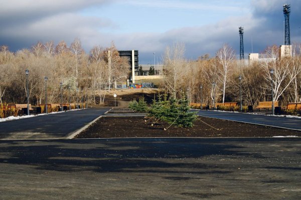 Парк в у вечного огня в Магнитогорске новый
