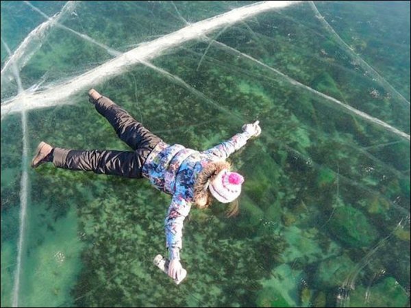 Прозрачный лед Байкала