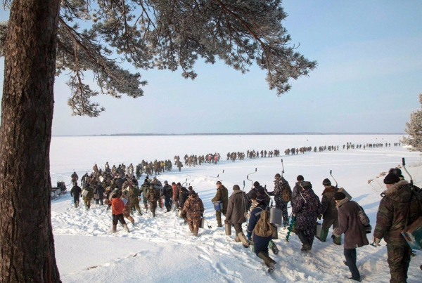 Толпа рыбаков на льду