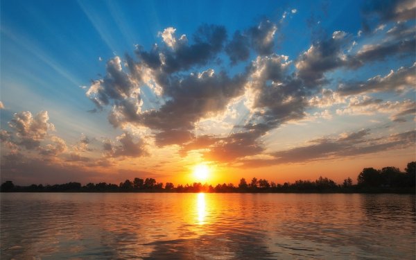 Закат над озером