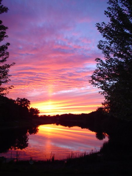 Красивый закат на озере