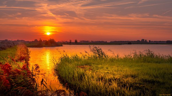 Закат над озером