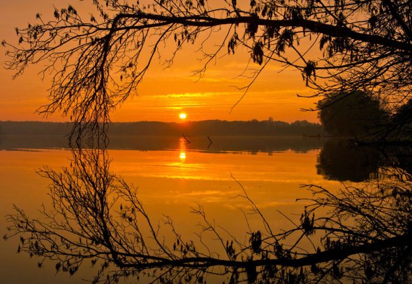 Закат над озером