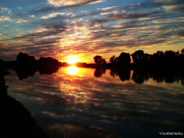 Летний закат у реки