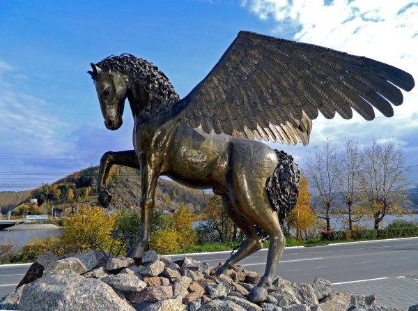 Скульптура крылатый конь в Златоусте