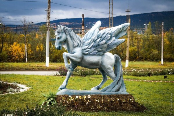 Скульптура крылатый конь в Златоусте