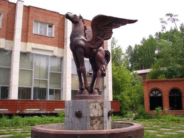 Памятник крылатому коню в Златоусте