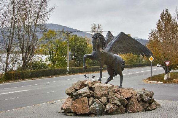 Скульптура крылатый конь в Златоусте