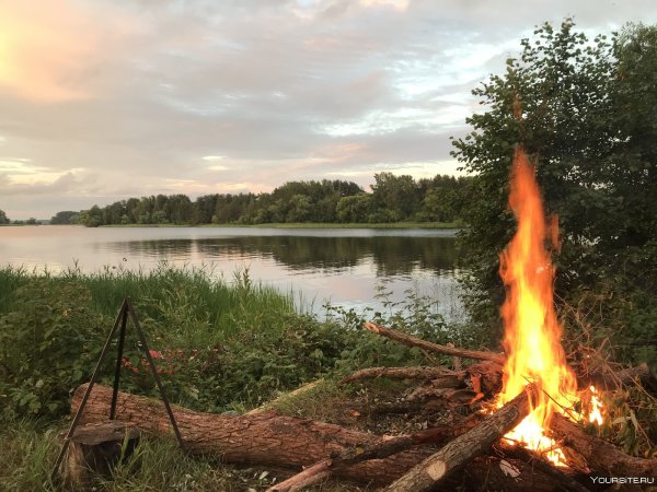 Костер на берегу реки