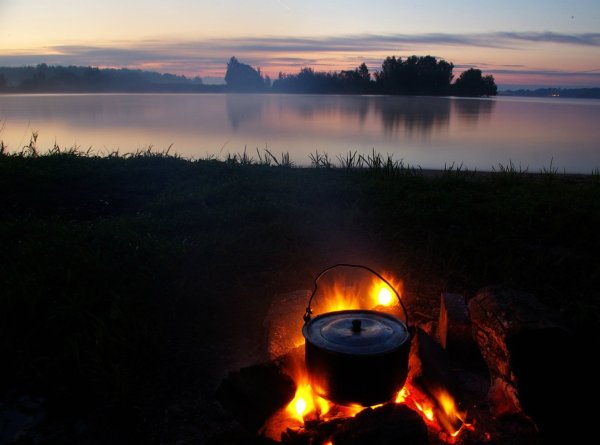 Костер на берегу озера вечером