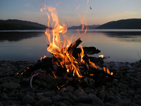 Костер на берегу озера