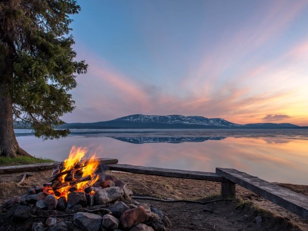 Костер на берегу реки